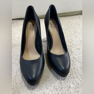 Beautiful navy blue high heel pumps. Bleecker & Bond